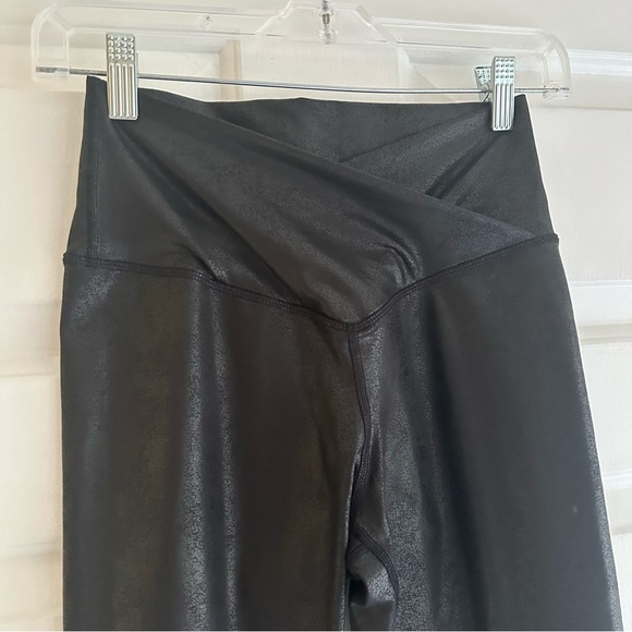 OFFLINE By Aerie The Hugger Crossover High Waisted Crackle Legging Black Medium - Picture 4 of 8